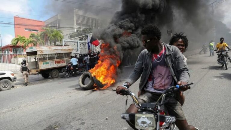 HAITÍ: Pandilleros incendian 12 vehículos del transporte público