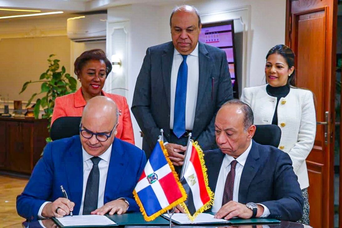 La RD y Egipto firman acuerdo académico sobre aviación