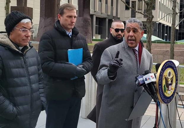 NY: Espaillat celebra fallo juez permite supervisión centro ICE