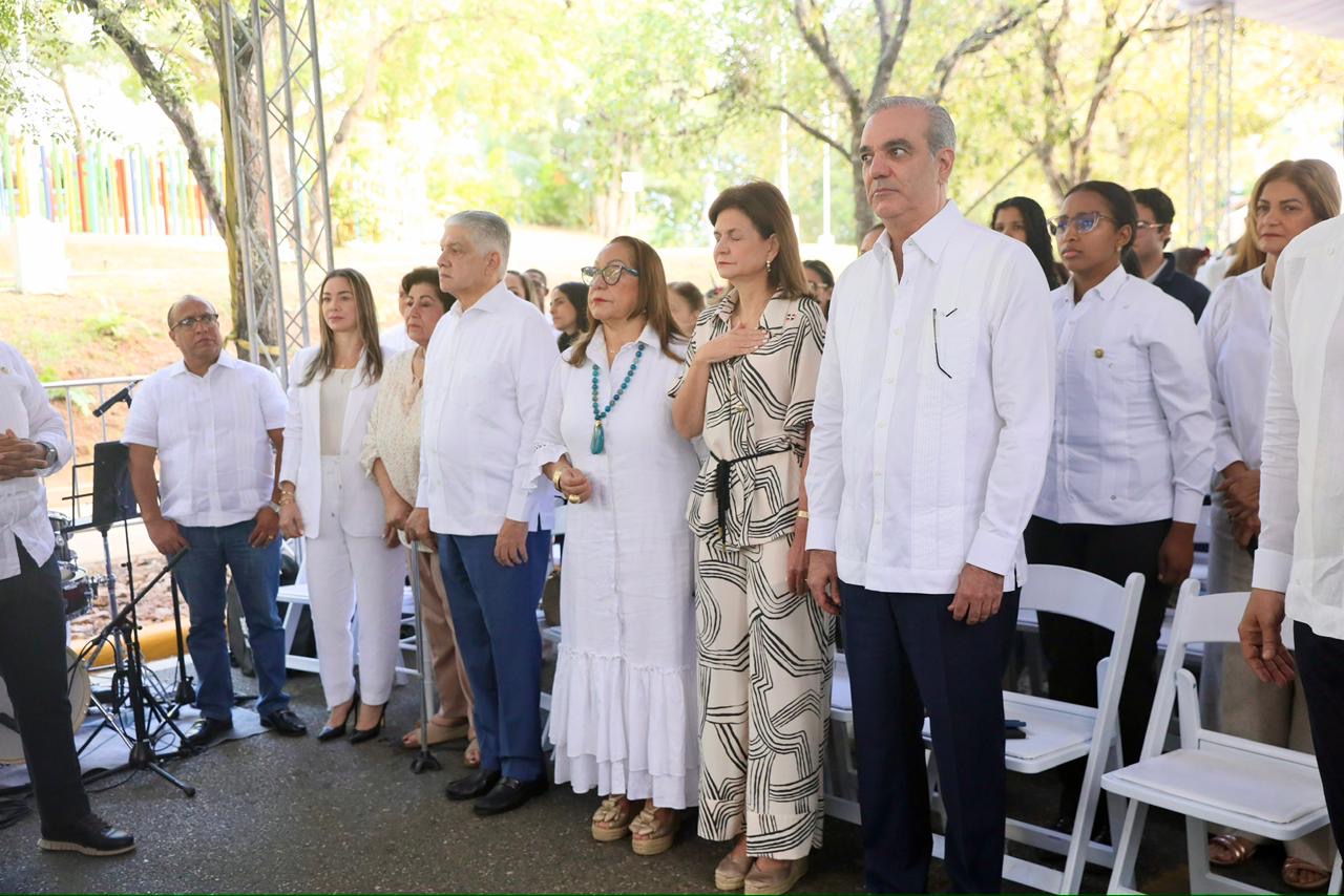 Presidente y la Vice comparten con familias y niños de Santiago