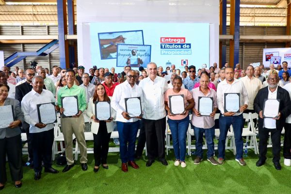Abinader entrega 580 títulos de apartamentos DN, SDE y SDN
