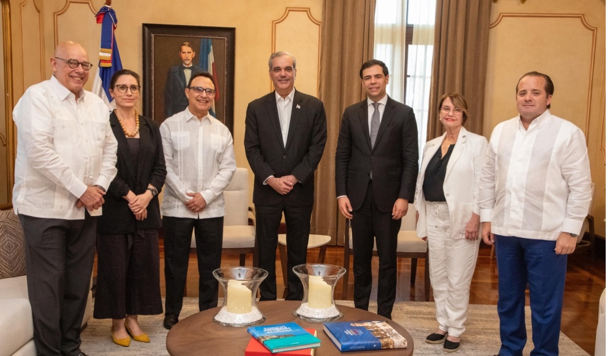 Abinader recibe a Michel Camilo y directivos del Berklee College