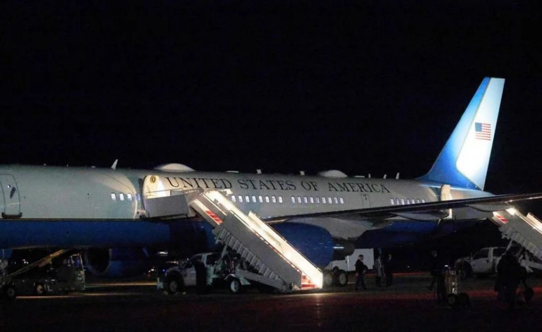 Avión de Trump falla y regresó a EEUU tras su salida hacia Davos