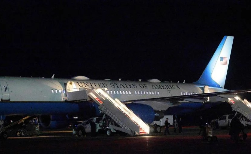 Avión de Trump falla y regresó a EEUU tras su salida hacia Davos