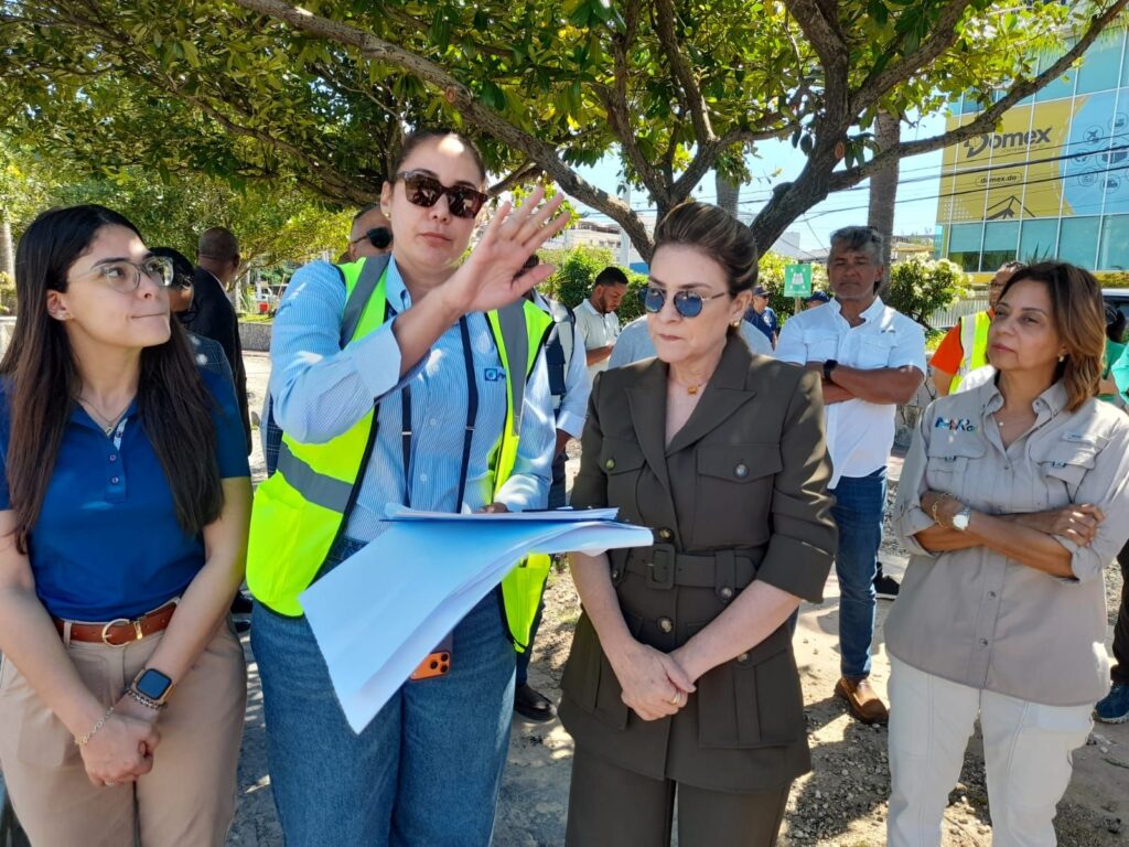 Carolina supervisa trabajos de remozamiento del parque Núñez de Cáceres realizados junto al Banco Popular