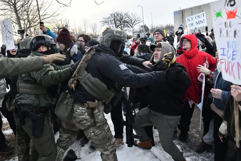 Dice manifestantes Minnesota son profesionales bien pagados