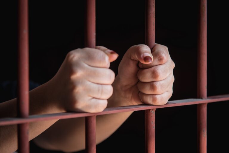 Dictan cinco años prisión mujer robó en casa donde laboraba
