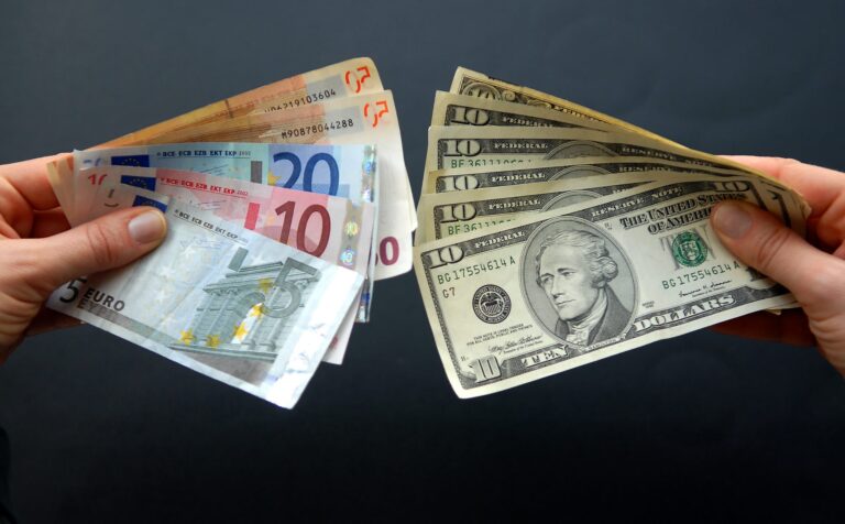 Dólar sigue bajando; se vende a RD$63.74; el euro a RD$76
