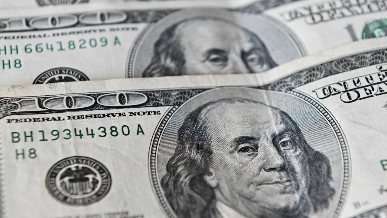El dólar bajó 15 centavos; este viernes era vendido a RD$63