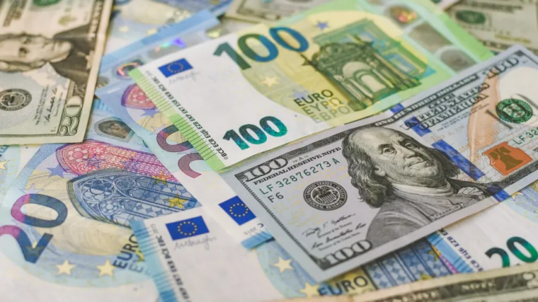 El dólar bajó y era vendido a RD$63.86; euro a RD$76