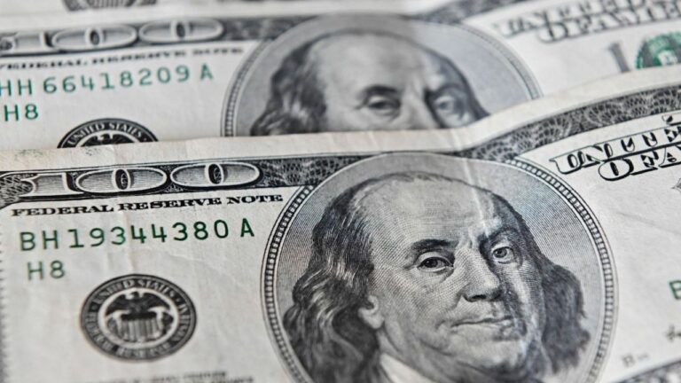 El dólar subió y era vendido a RD$63.91; euro bajó a RD$76