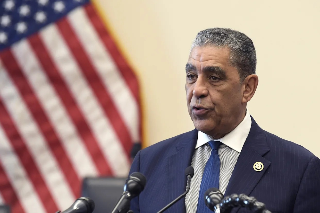 EU: Espaillat impulsa iniciativas contra vigilancia indiscriminada