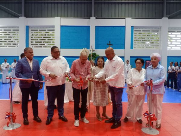 Inauguran en San Cristóbal el techado escuela de voleibol
