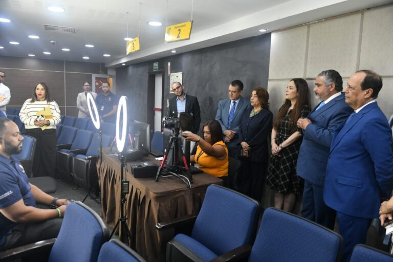 Luis Abinader y Primera Dama reciben las primeras cédulas