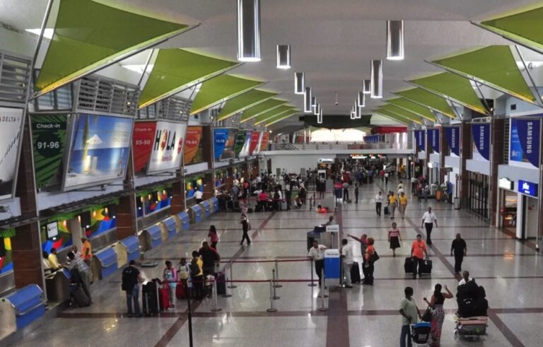 Más de 30 vuelos cancelados en AILA por tormenta en EE