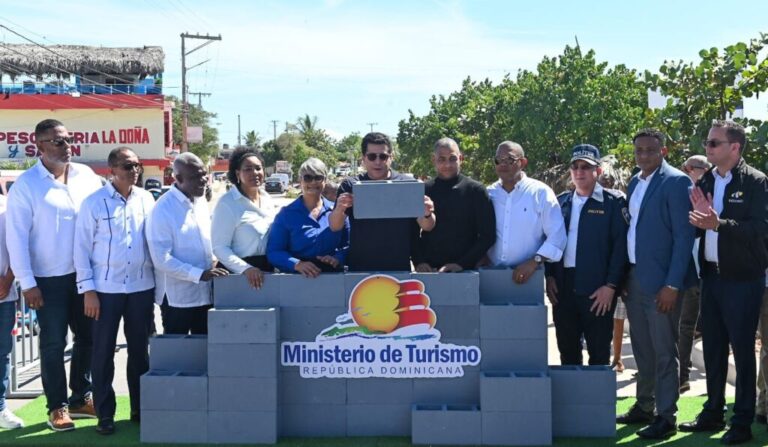 Ministro Collado interviene otra playa de San Pedro de Macoríspara mejorar su oferta turística