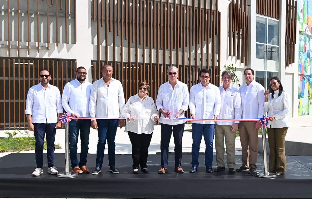 Presidente inauguró una plaza de corrida de toros en El Seibo