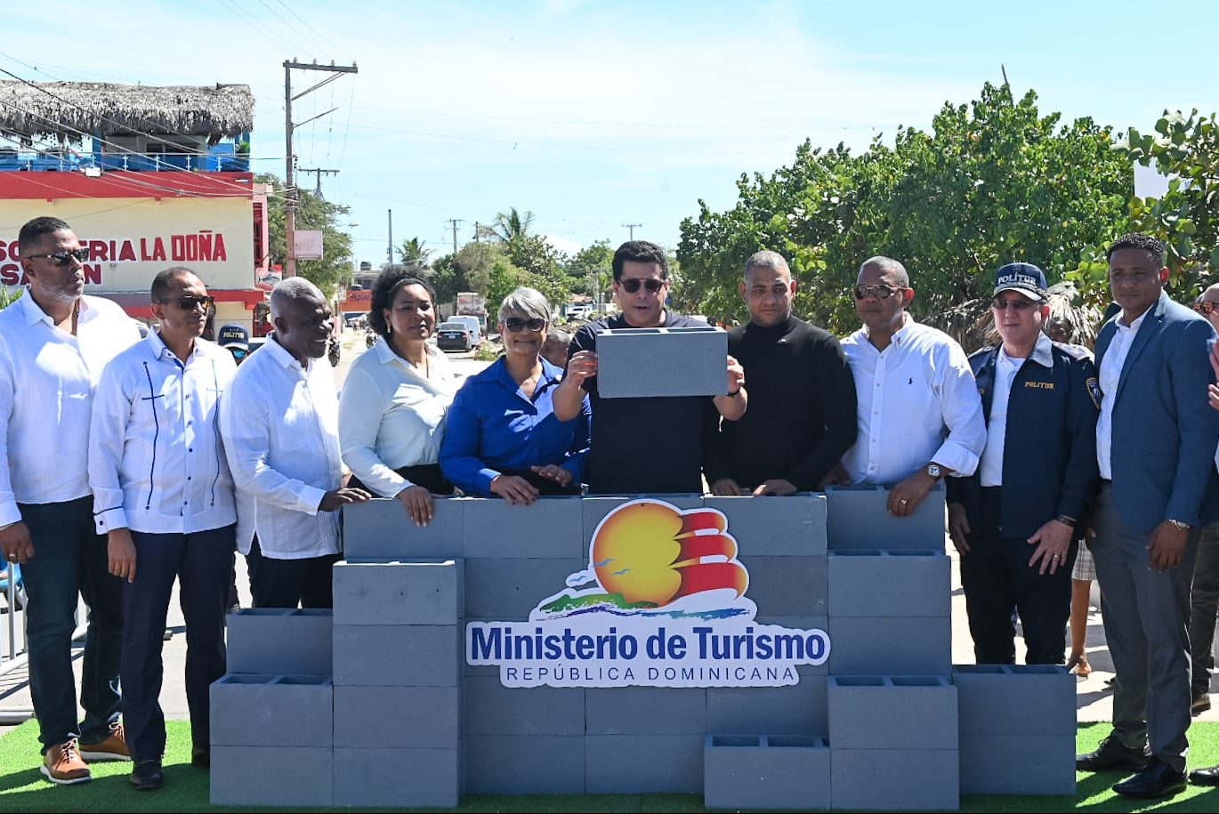 Turismo deja iniciados trabajos mejoramiento de playa en SPM