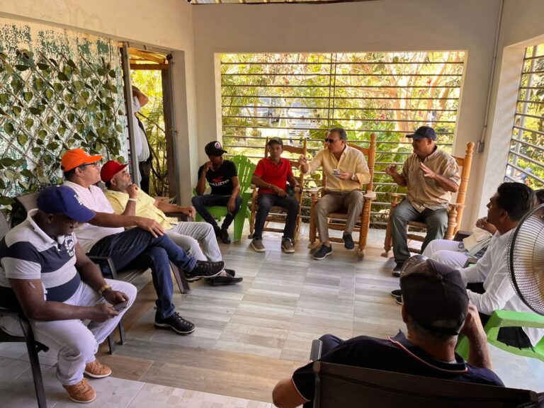 Abel comparte con dirigentes del PLD y arroceros en Dajabón