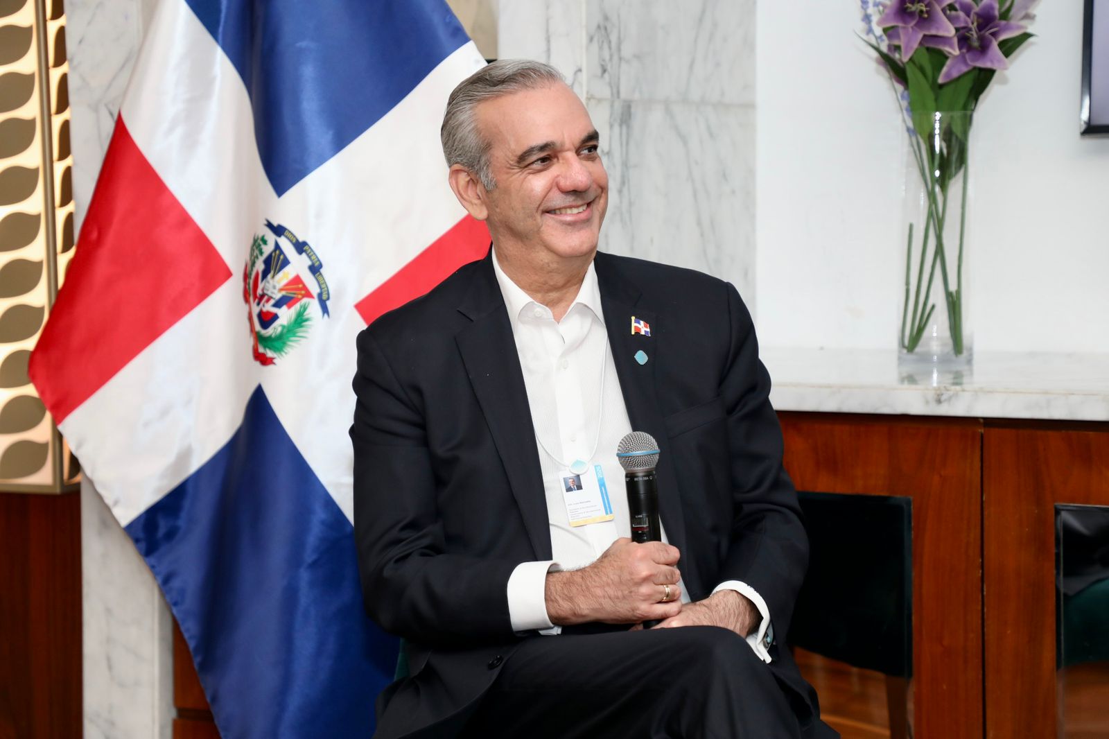 Abinader regresó al país tras viaje a Emiratos Árabes Unidos