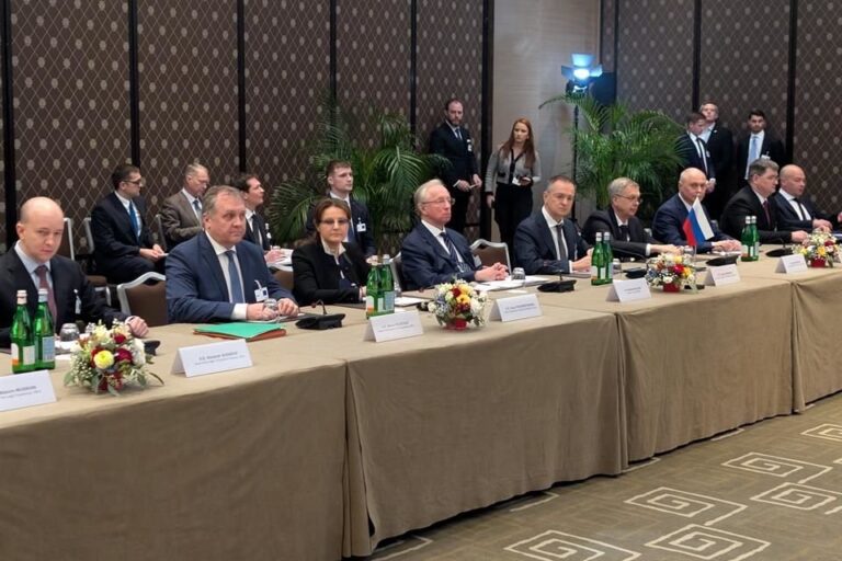 Arrancan negociaciones entre Rusia, Ucrania y Estados Unidos
