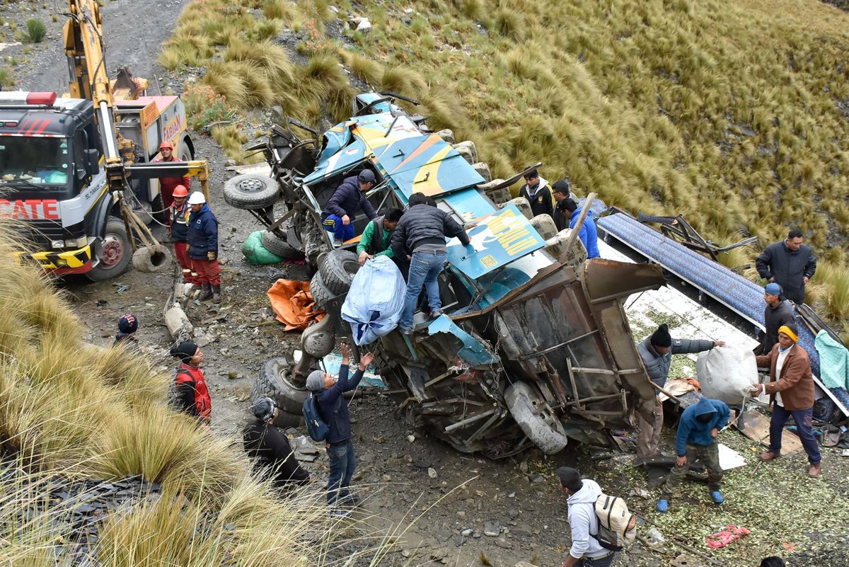BOLIVIA: 14 fallecidos y un herido en accidente autobús