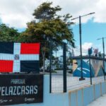 Carolina Mejía coloca la bandera nacional en parques por celebración del Mes de la Patria