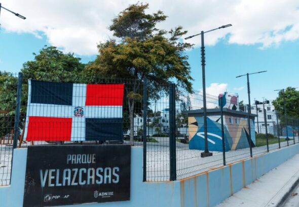 Carolina Mejía coloca la bandera nacional en parques por celebración del Mes de la Patria