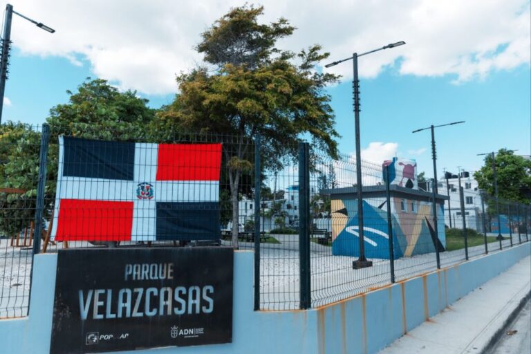 Carolina Mejía coloca la bandera nacional en parques por celebración del Mes de la Patria