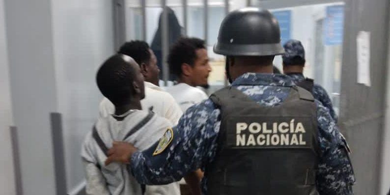 COMIPOL apresa tres hombres por lanzar piedras a conductores para atracarlos