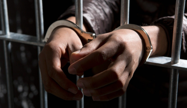 Dictan prisión contra una pareja quemó mano a niña de 10 años