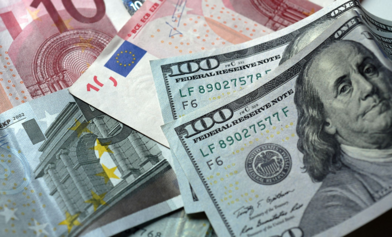 Dólar bajó 21 cts y el euro 2; eran vendidos $62.96 y $76