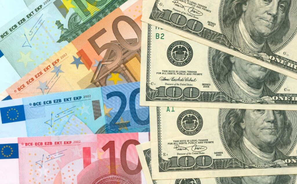 Dólar bajó 58 cts y el euro 12; eran vendidos $61.97 y $76