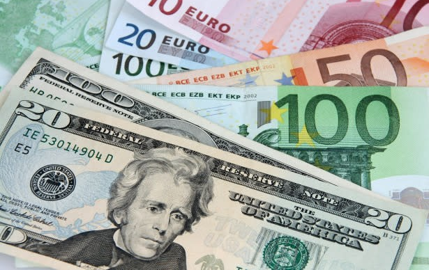 Dólar subió 7 cts y el euro bajó 25; eran vendidos 61.79 y 75