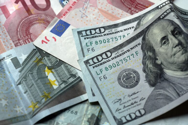 El dólar bajó 18 cts y el euro 16, eran vendidos a $61.38 y $70