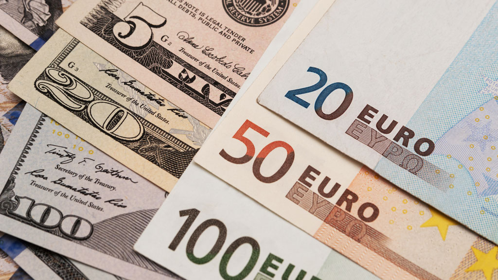 El dólar bajó 26 cts y el euro 45; eran vendidos a $60.65 y $73