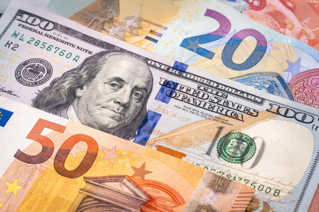 El dólar bajó 30 cts y el euro 25, eran vendidos a $60.91 y $74