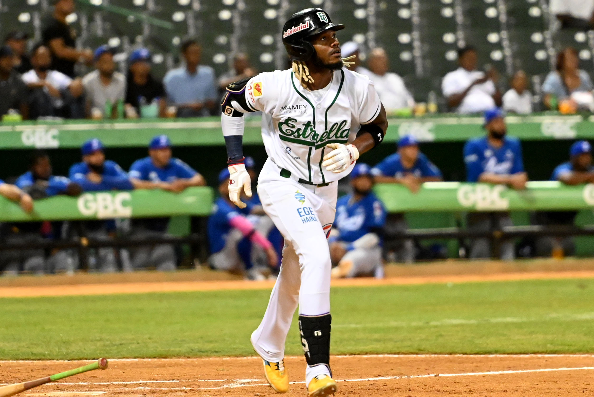 Estrellas firman al jardinero Raimel Tapia por dos años