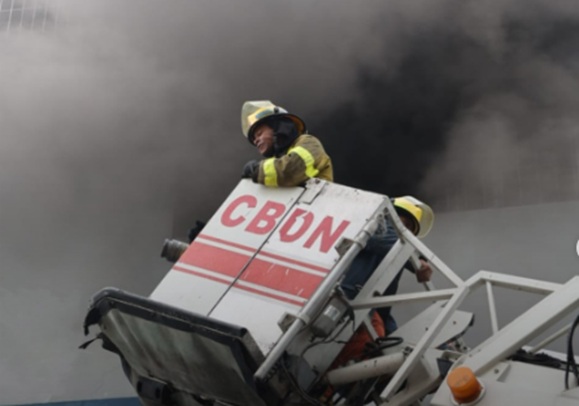 Incendio afecta Almacenes Garrido en la avenida Duarte