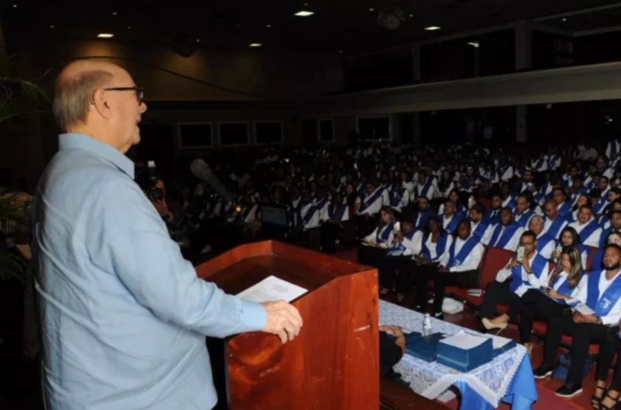 Llama jóvenes a seguir legado Peña Gómez por la democracia
