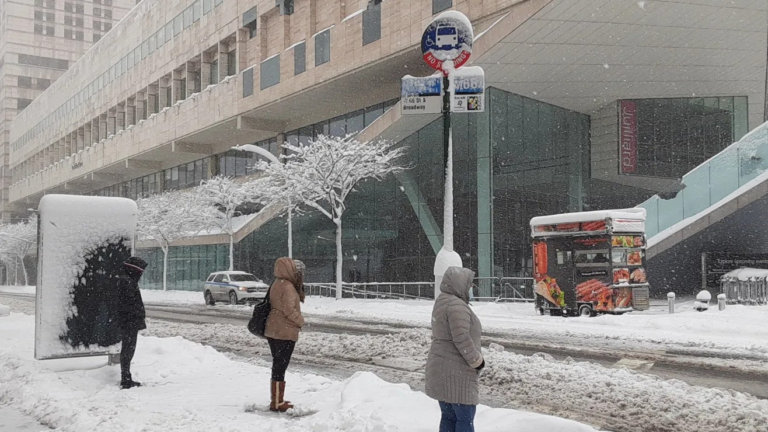Tras tormenta con rasgos de huracán, NY espera más nieve
