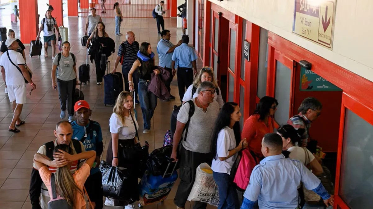 Turistas abandonan Cuba en medio de combustible en la isla