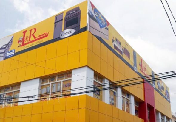 Un fuego afecta tienda L&R Comercial en Charles de Gaulle