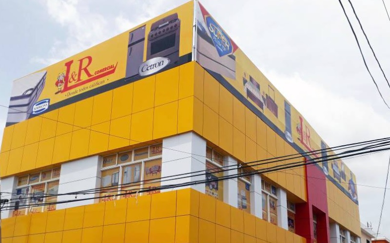 Un fuego afecta tienda L&R Comercial en Charles de Gaulle