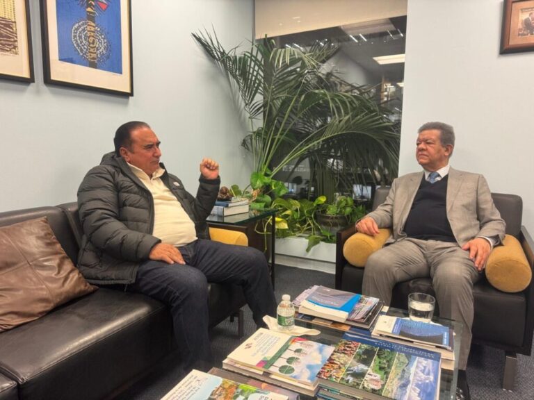 Víctor Pavón dialoga con Leonel Fernández sobre aspectos referentes a la municipalidad en su visita a  NY