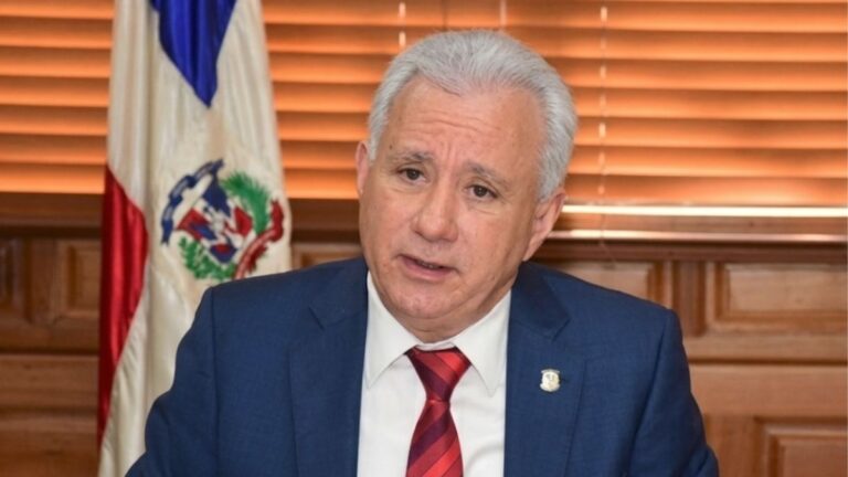 Senador Taveras propone eliminar prisión preventiva por difamación y denuncias sin pruebas; legisladores del PRM rechazan la iniciativa - Imagen