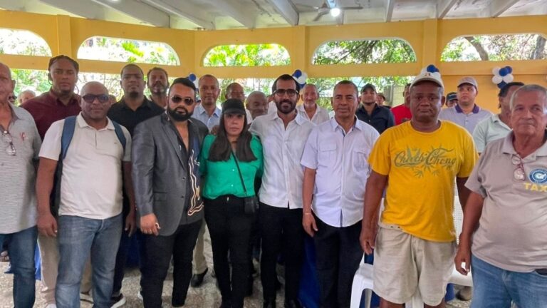 Doctor Luis Cruz Camacho reconoce el valor de los padres dominicanos con una gran celebración - Imagen