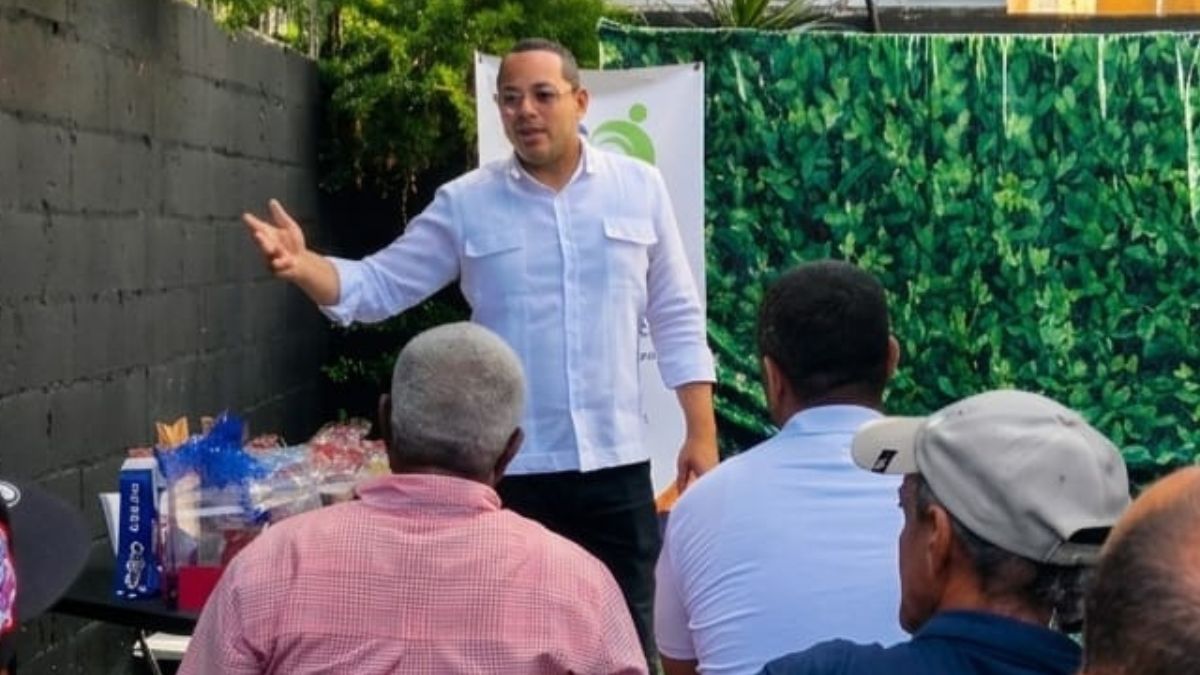 Movimiento MIVOS y el abogado Máximo Miñoso agasajan a padres  en Santo Domingo Este - Imagen