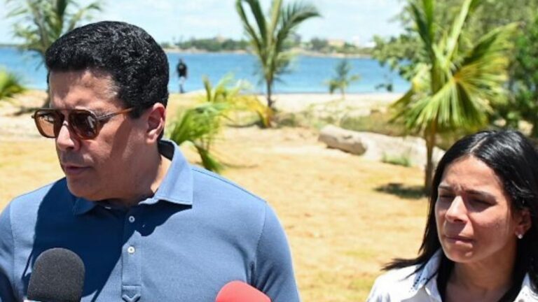 David Collado supervisa intervención  playa El Faro de San Pedro Macorís.   - Imagen