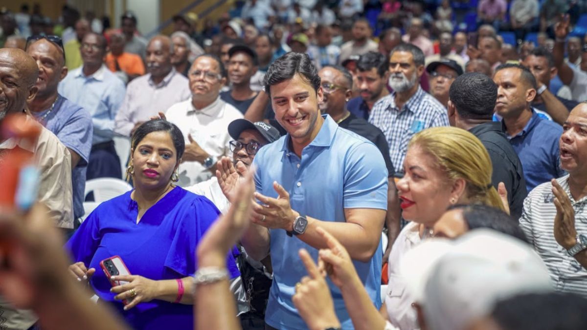 ¡Histórico! Raymond Rodríguez sorprende a más de 750 padres del Distrito Nacional con una multitudinaria celebración por adelantado de su día - Imagen